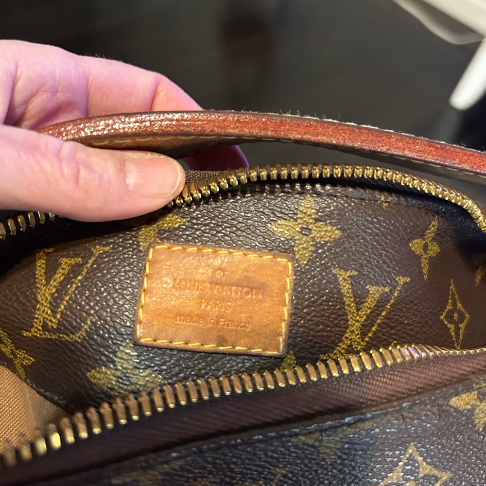 Louis Vuitton Mono Sully MM
Certificate of authenticity. Photos for condition - Picture 12 of 16